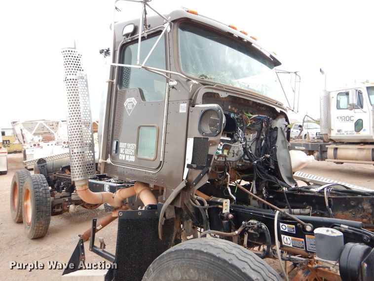 image for item DG0228 2009 Kenworth T800 semi truck