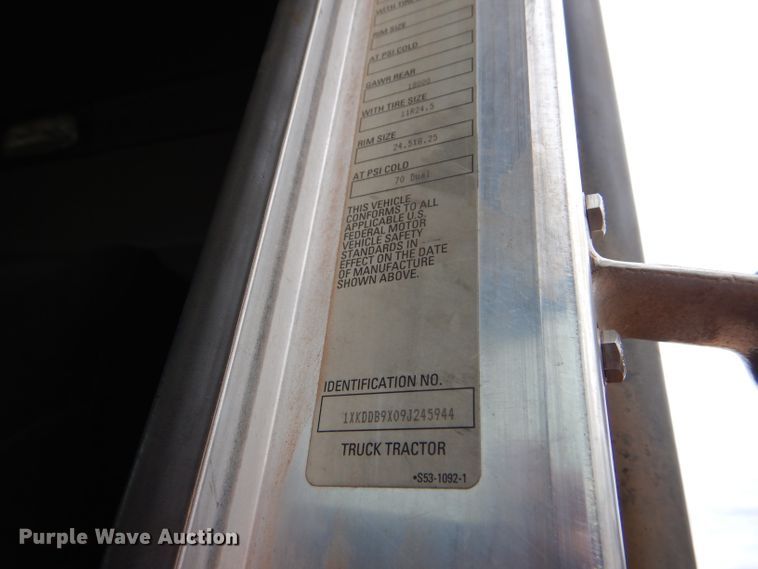 image for item DG0228 2009 Kenworth T800 semi truck