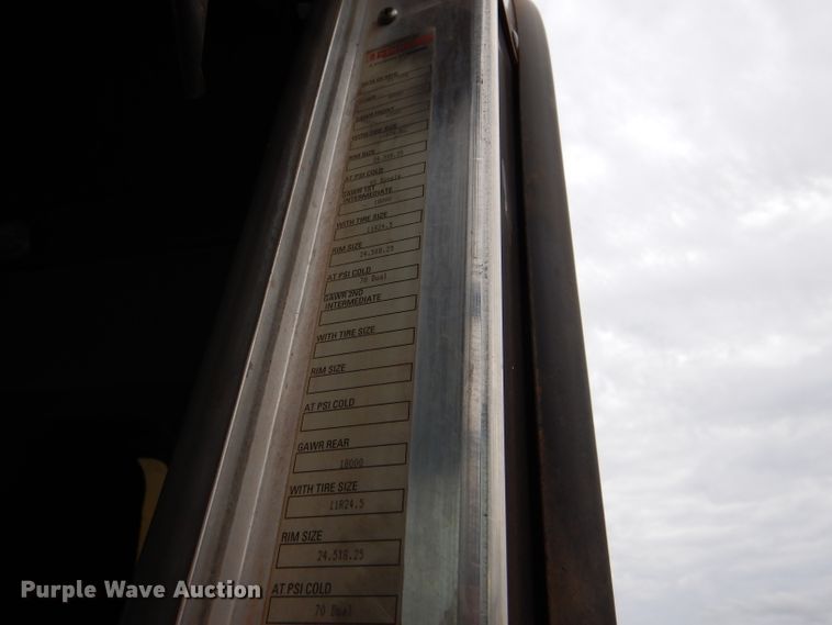 image for item DG0228 2009 Kenworth T800 semi truck