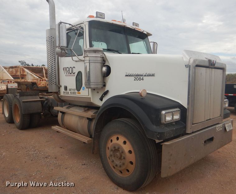 image for item DG0229 2010 Western Star 4900FA semi truck