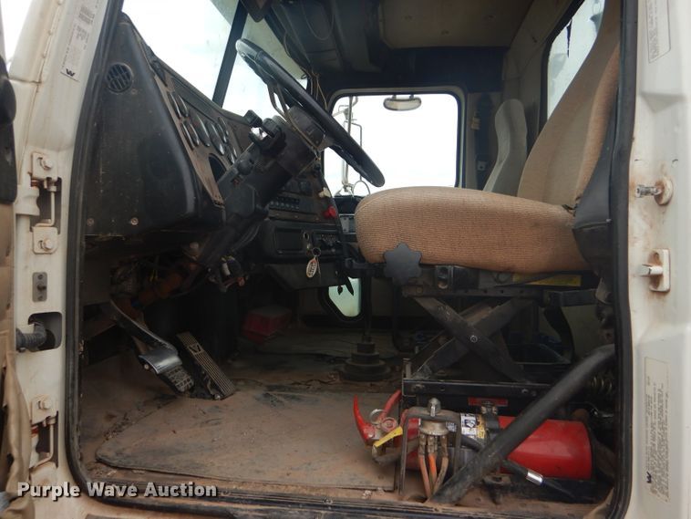 image for item DG0229 2010 Western Star 4900FA semi truck