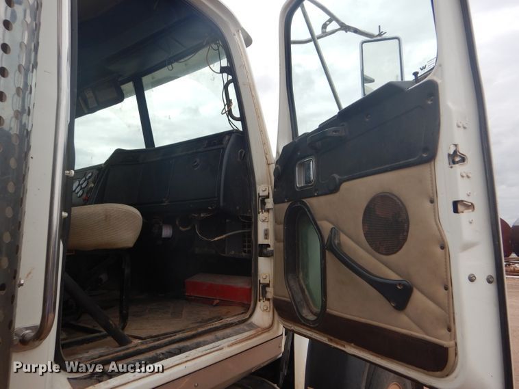 image for item DG0229 2010 Western Star 4900FA semi truck