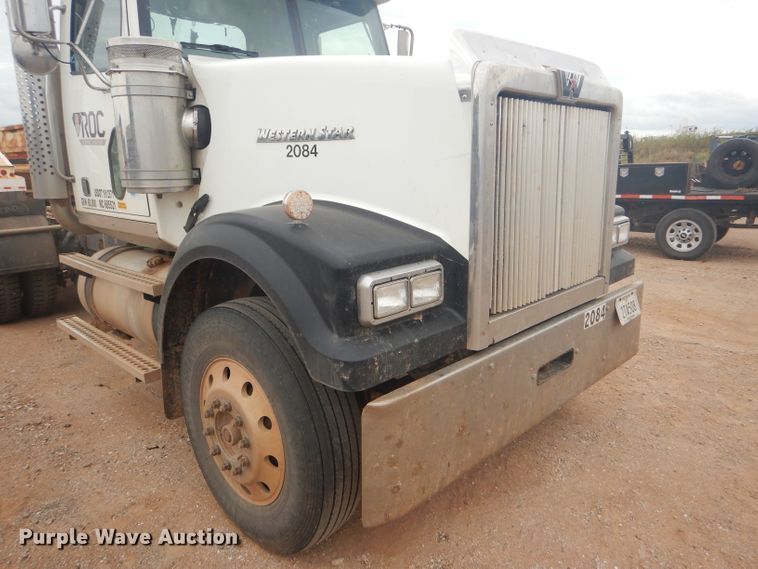 image for item DG0229 2010 Western Star 4900FA semi truck