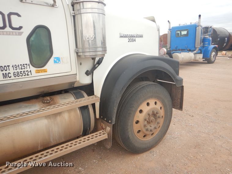 image for item DG0229 2010 Western Star 4900FA semi truck