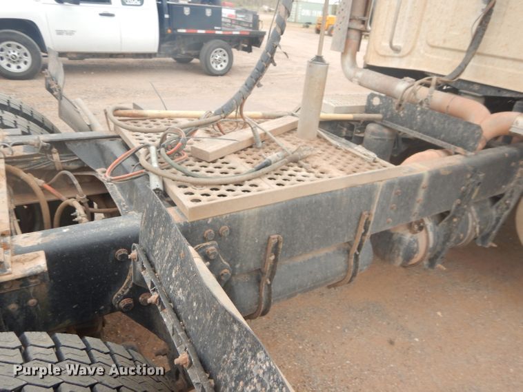 image for item DG0229 2010 Western Star 4900FA semi truck