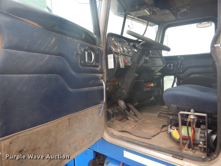 image for item DG0230 2005 Peterbilt 379 semi truck