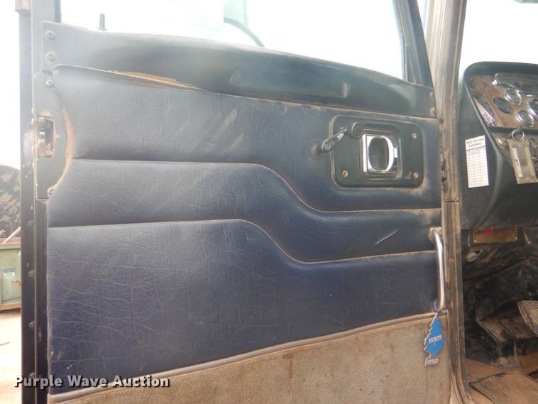 image for item DG0230 2005 Peterbilt 379 semi truck