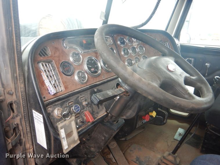 image for item DG0230 2005 Peterbilt 379 semi truck