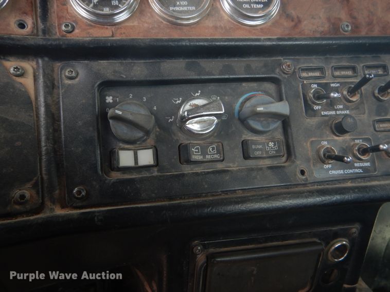 image for item DG0230 2005 Peterbilt 379 semi truck