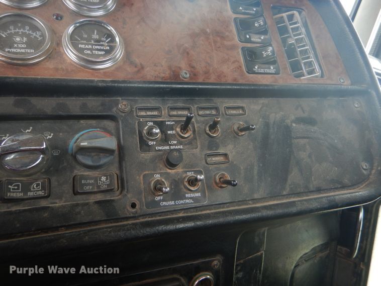 image for item DG0230 2005 Peterbilt 379 semi truck