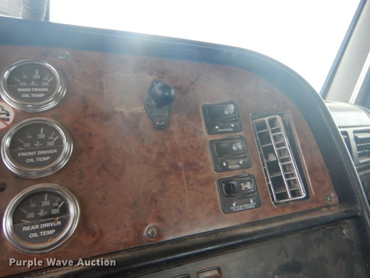 image for item DG0230 2005 Peterbilt 379 semi truck