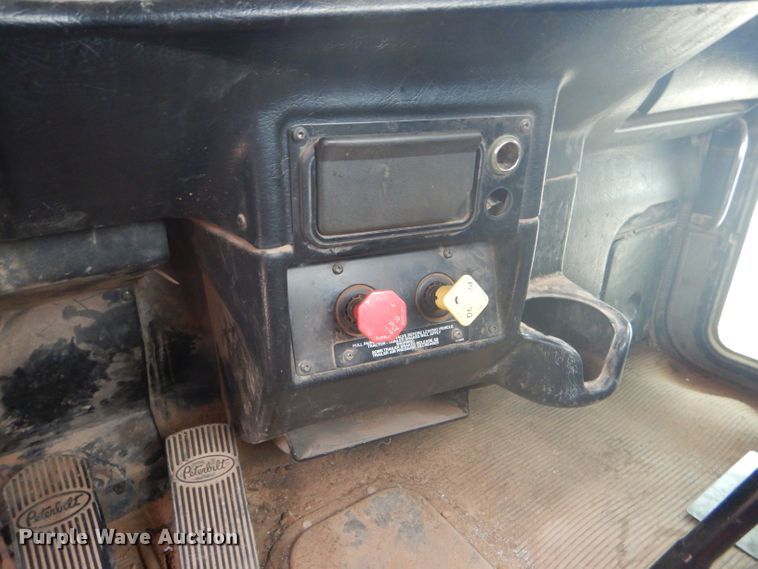 image for item DG0230 2005 Peterbilt 379 semi truck