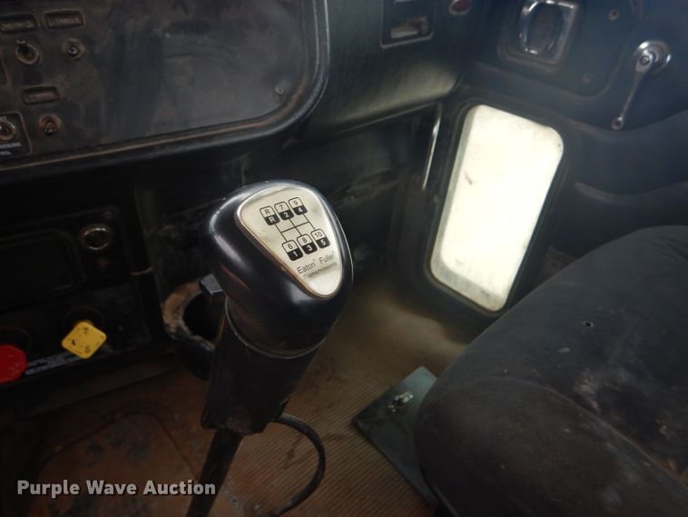 image for item DG0230 2005 Peterbilt 379 semi truck