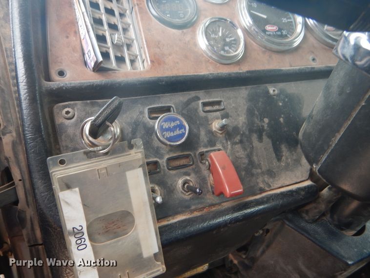 image for item DG0230 2005 Peterbilt 379 semi truck