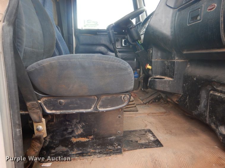 image for item DG0230 2005 Peterbilt 379 semi truck