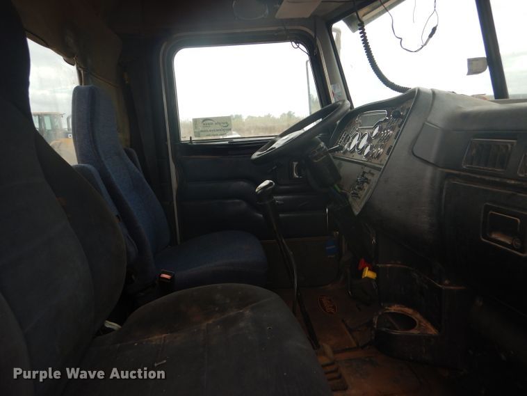 image for item DG0230 2005 Peterbilt 379 semi truck