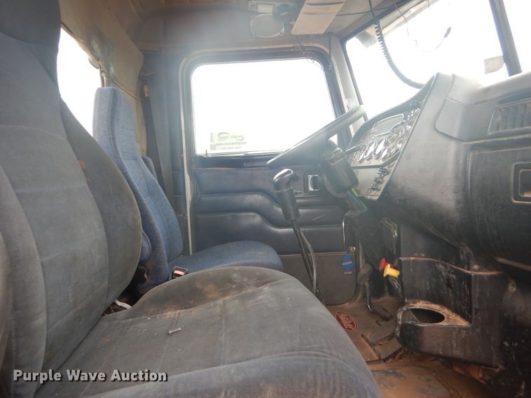 image for item DG0230 2005 Peterbilt 379 semi truck