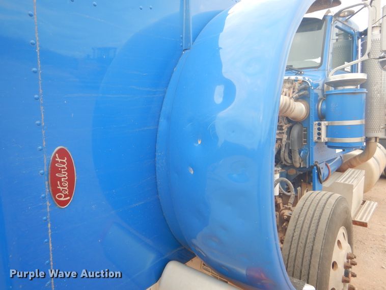 image for item DG0230 2005 Peterbilt 379 semi truck