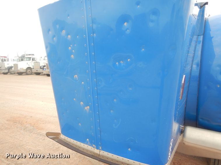 image for item DG0230 2005 Peterbilt 379 semi truck