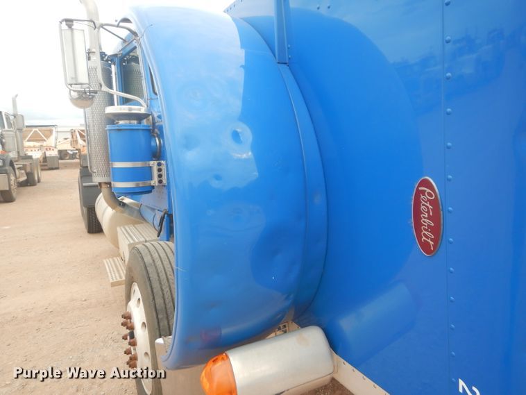 image for item DG0230 2005 Peterbilt 379 semi truck