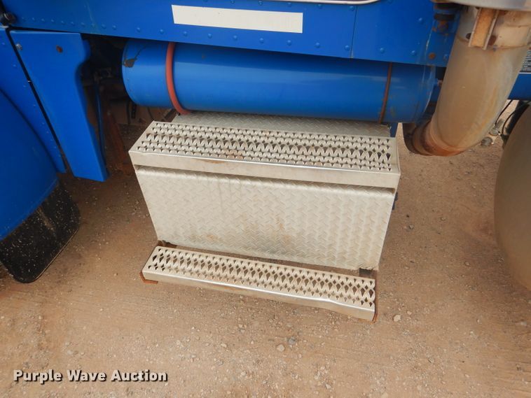 image for item DG0230 2005 Peterbilt 379 semi truck