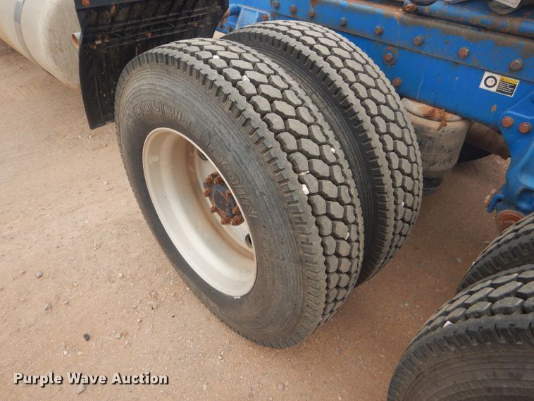 image for item DG0230 2005 Peterbilt 379 semi truck