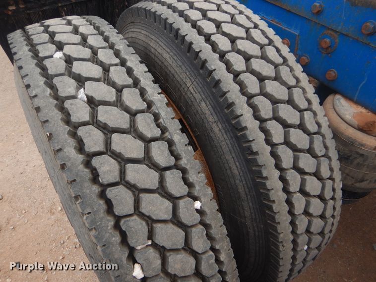 image for item DG0230 2005 Peterbilt 379 semi truck