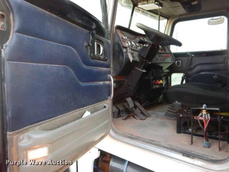 image for item DG0231 2005 Peterbilt 379 semi truck