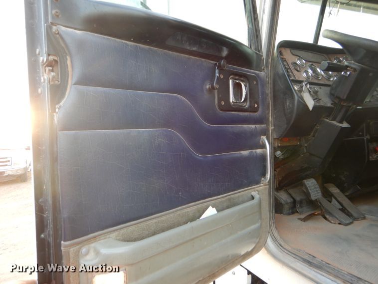 image for item DG0231 2005 Peterbilt 379 semi truck