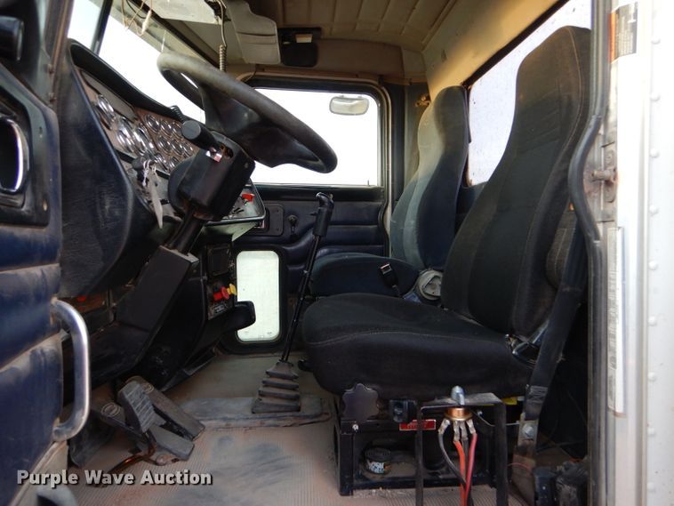 image for item DG0231 2005 Peterbilt 379 semi truck