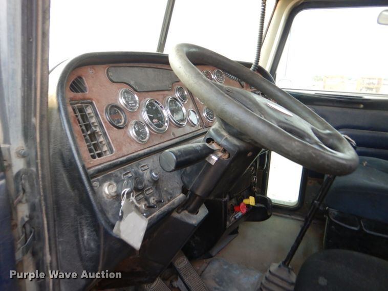 image for item DG0231 2005 Peterbilt 379 semi truck