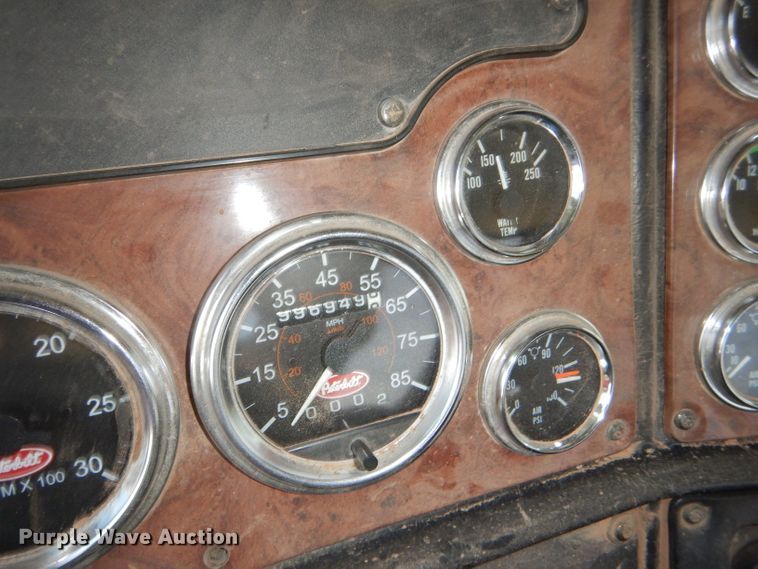 image for item DG0231 2005 Peterbilt 379 semi truck