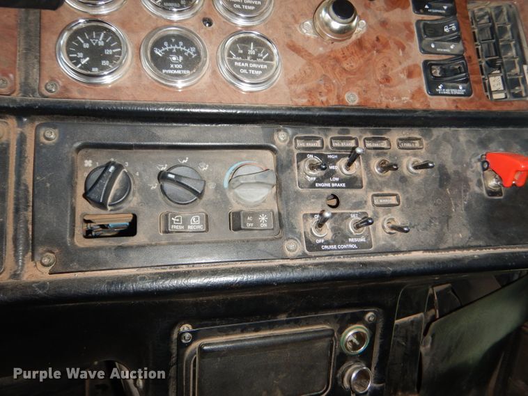 image for item DG0231 2005 Peterbilt 379 semi truck