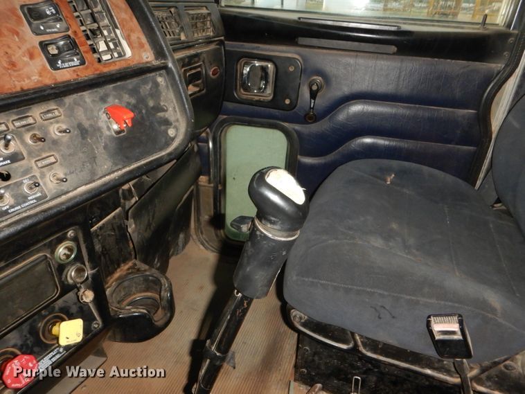 image for item DG0231 2005 Peterbilt 379 semi truck