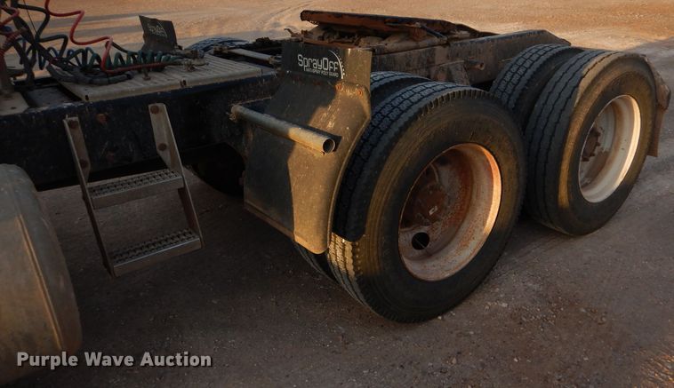 image for item DG0231 2005 Peterbilt 379 semi truck