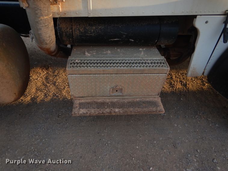 image for item DG0231 2005 Peterbilt 379 semi truck