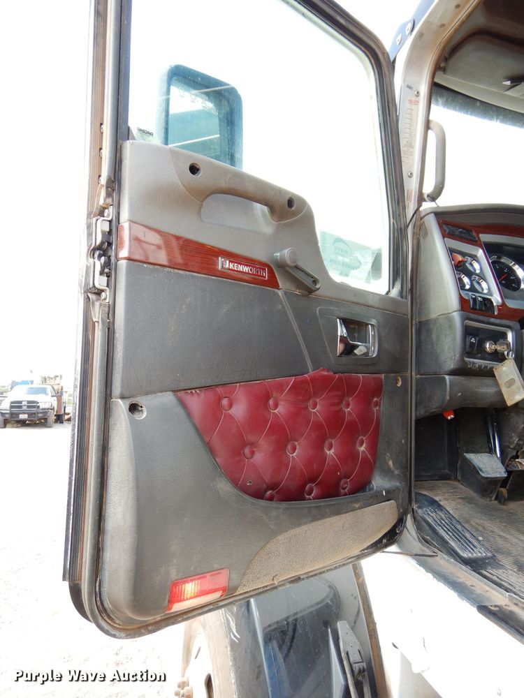 image for item DG4201 2009 Kenworth T800 semi truck