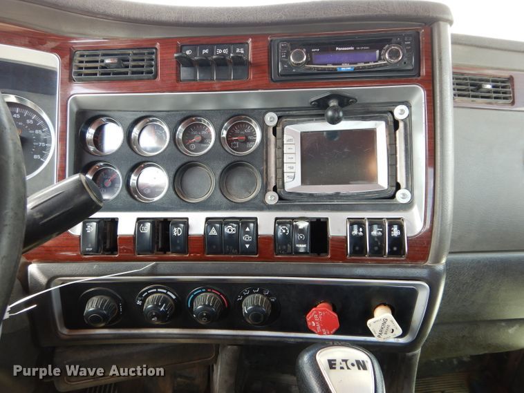 image for item DG4201 2009 Kenworth T800 semi truck