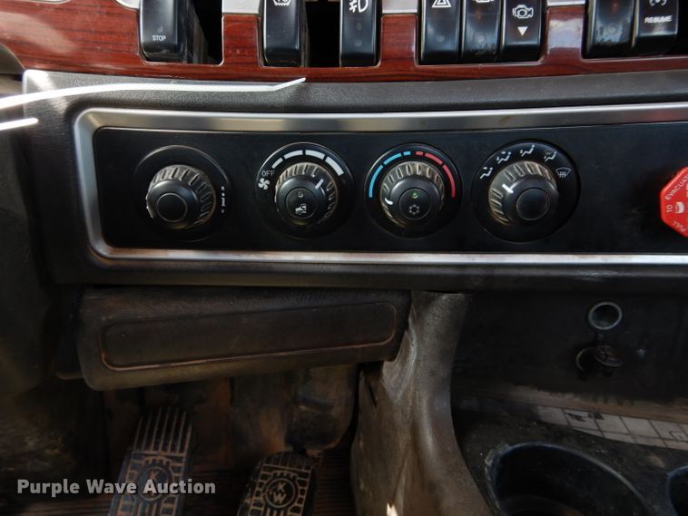 image for item DG4201 2009 Kenworth T800 semi truck