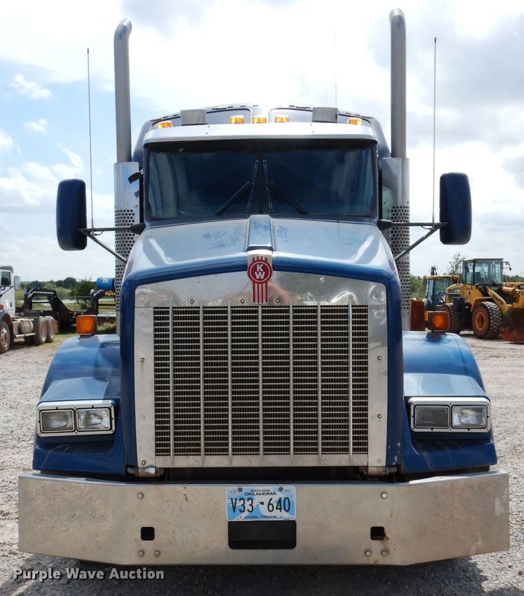 image for item DG4202 2007 Kenworth T800 semi truck