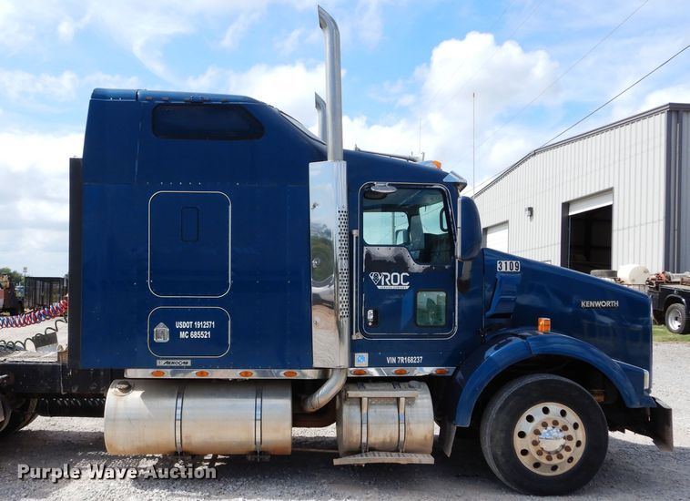 image for item DG4202 2007 Kenworth T800 semi truck