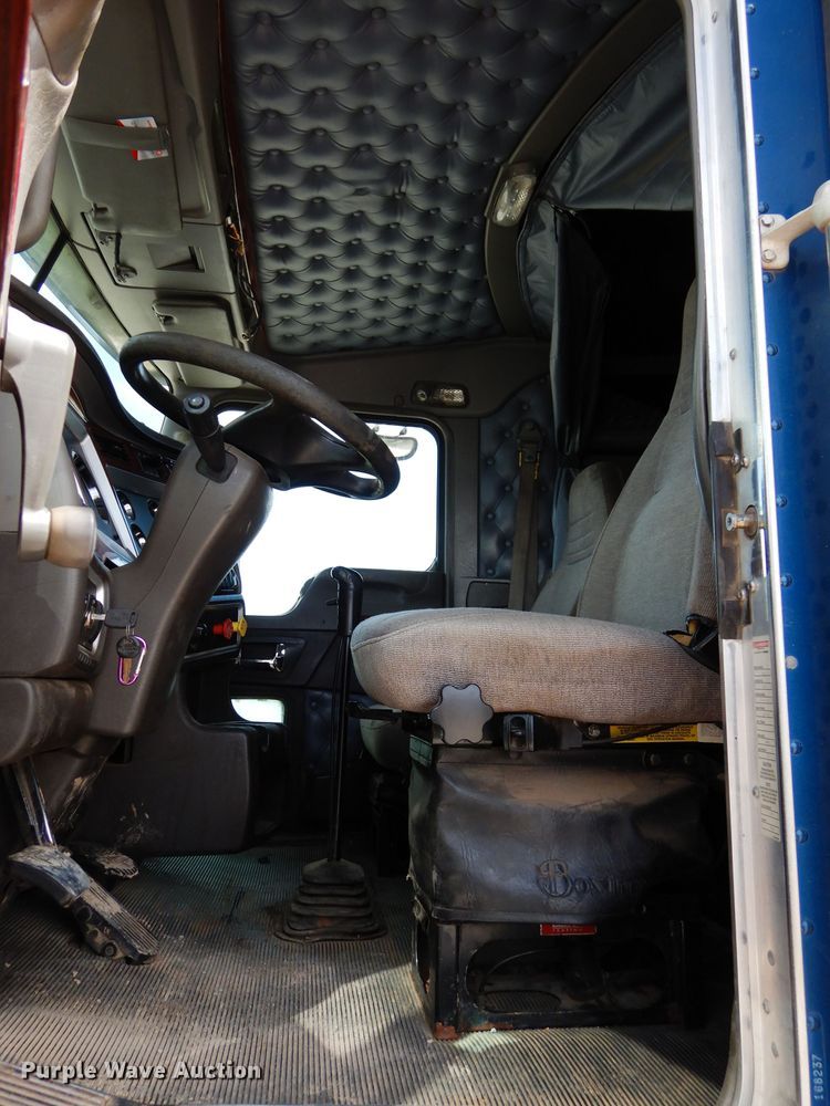 image for item DG4202 2007 Kenworth T800 semi truck