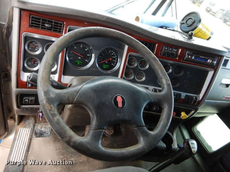 image for item DG4202 2007 Kenworth T800 semi truck