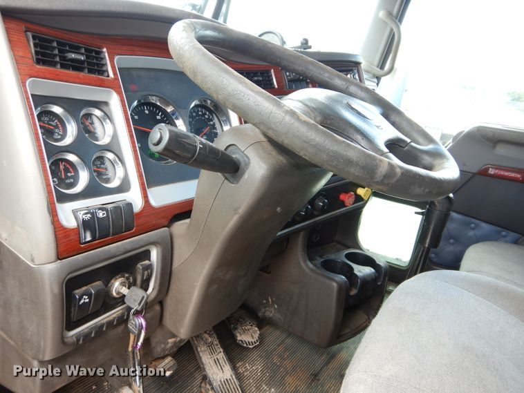 image for item DG4202 2007 Kenworth T800 semi truck