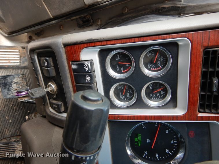 image for item DG4202 2007 Kenworth T800 semi truck