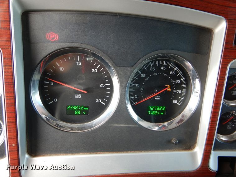 image for item DG4202 2007 Kenworth T800 semi truck