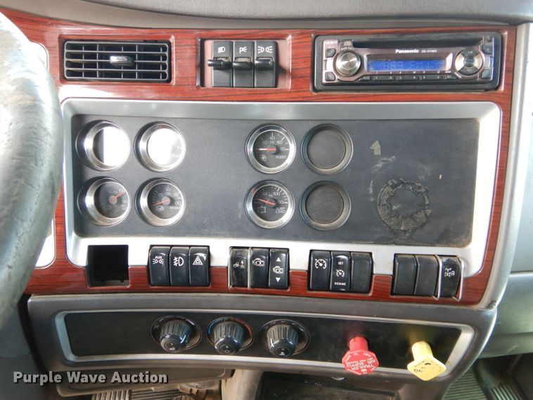 image for item DG4202 2007 Kenworth T800 semi truck