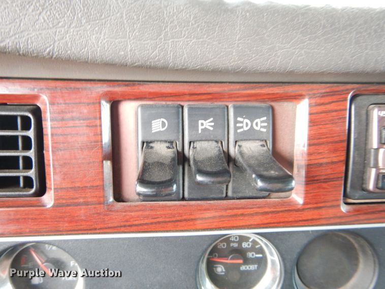 image for item DG4202 2007 Kenworth T800 semi truck