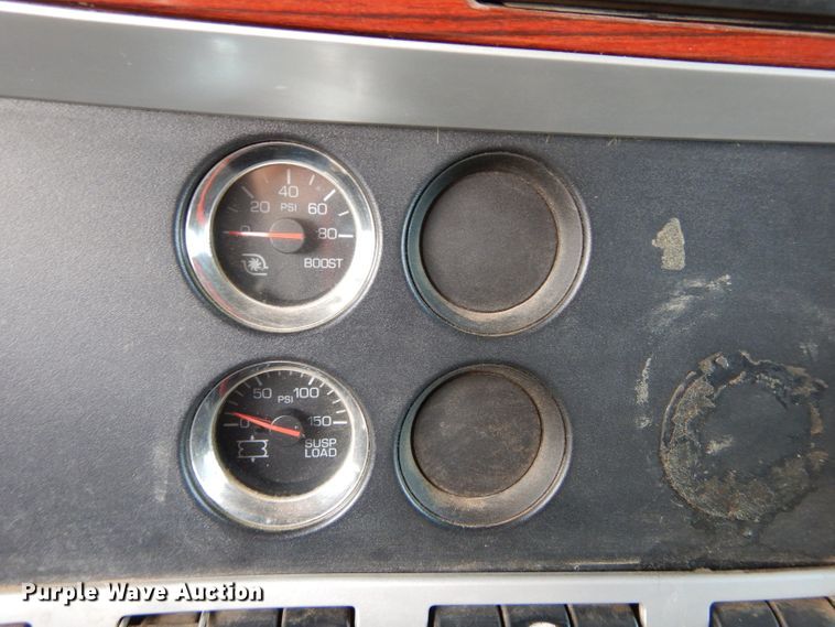 image for item DG4202 2007 Kenworth T800 semi truck