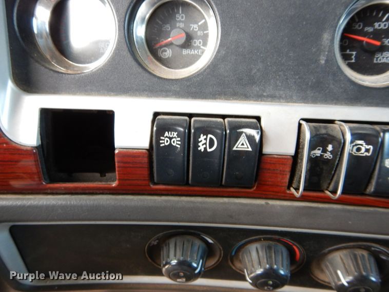 image for item DG4202 2007 Kenworth T800 semi truck